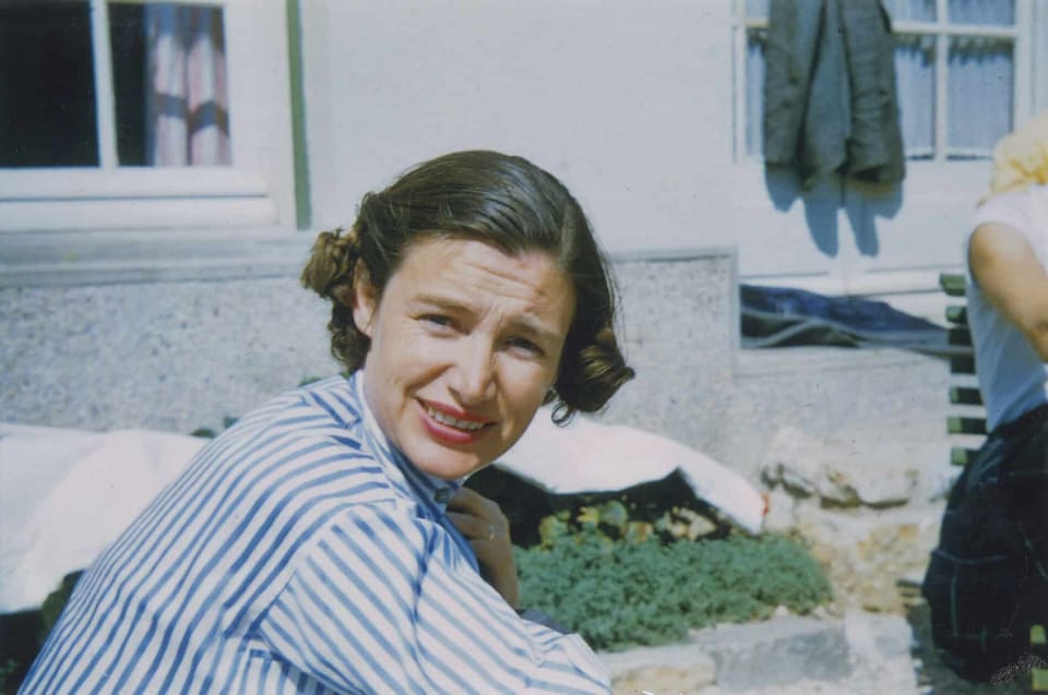 Photo d'archive : une habituée souriante devant un cabanon