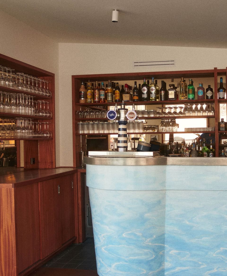 Le bar de La Marine et son comptoir peint façon mer