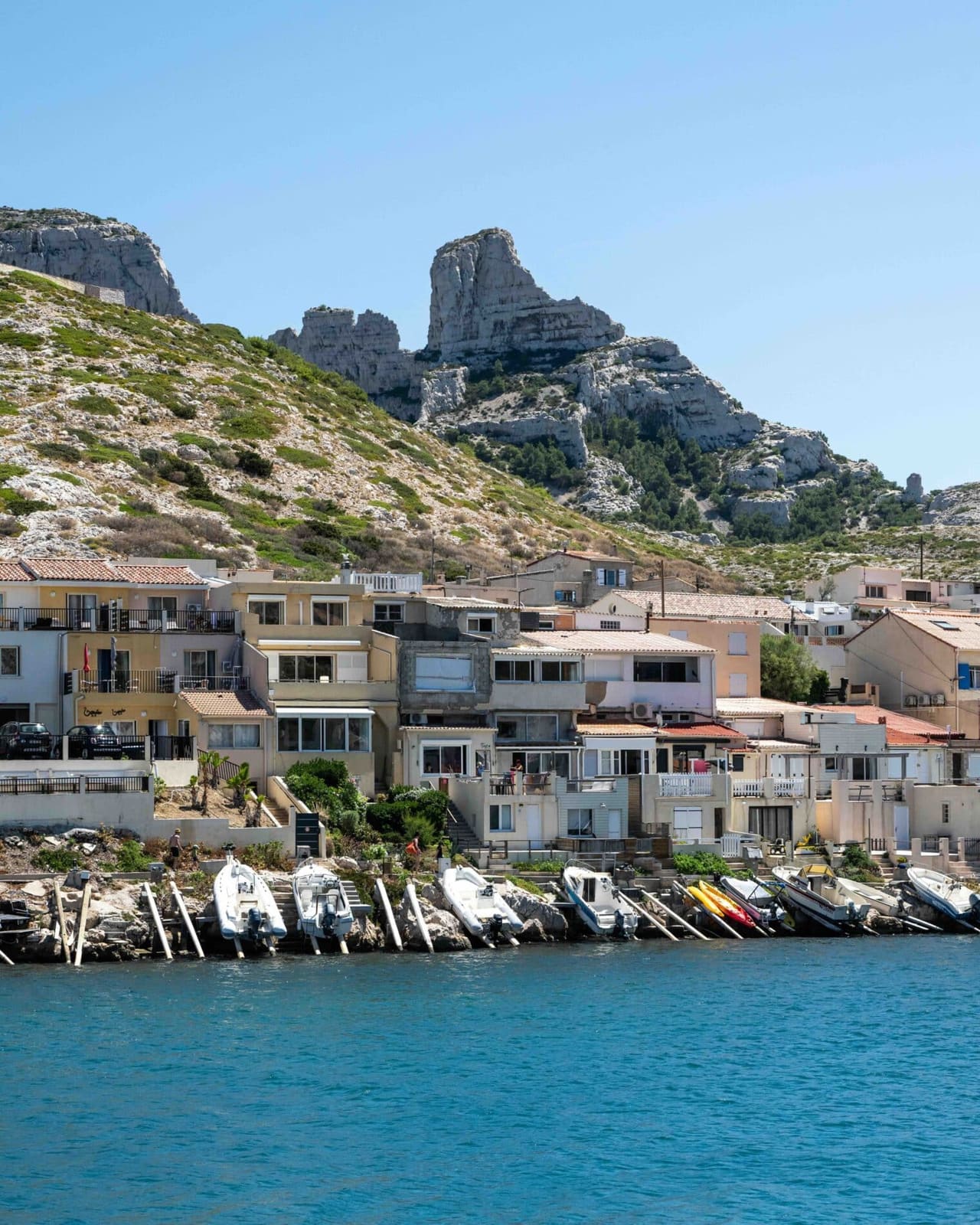 Les cabanons des Goudes sous le massif des Calanques, au bord de l'eau