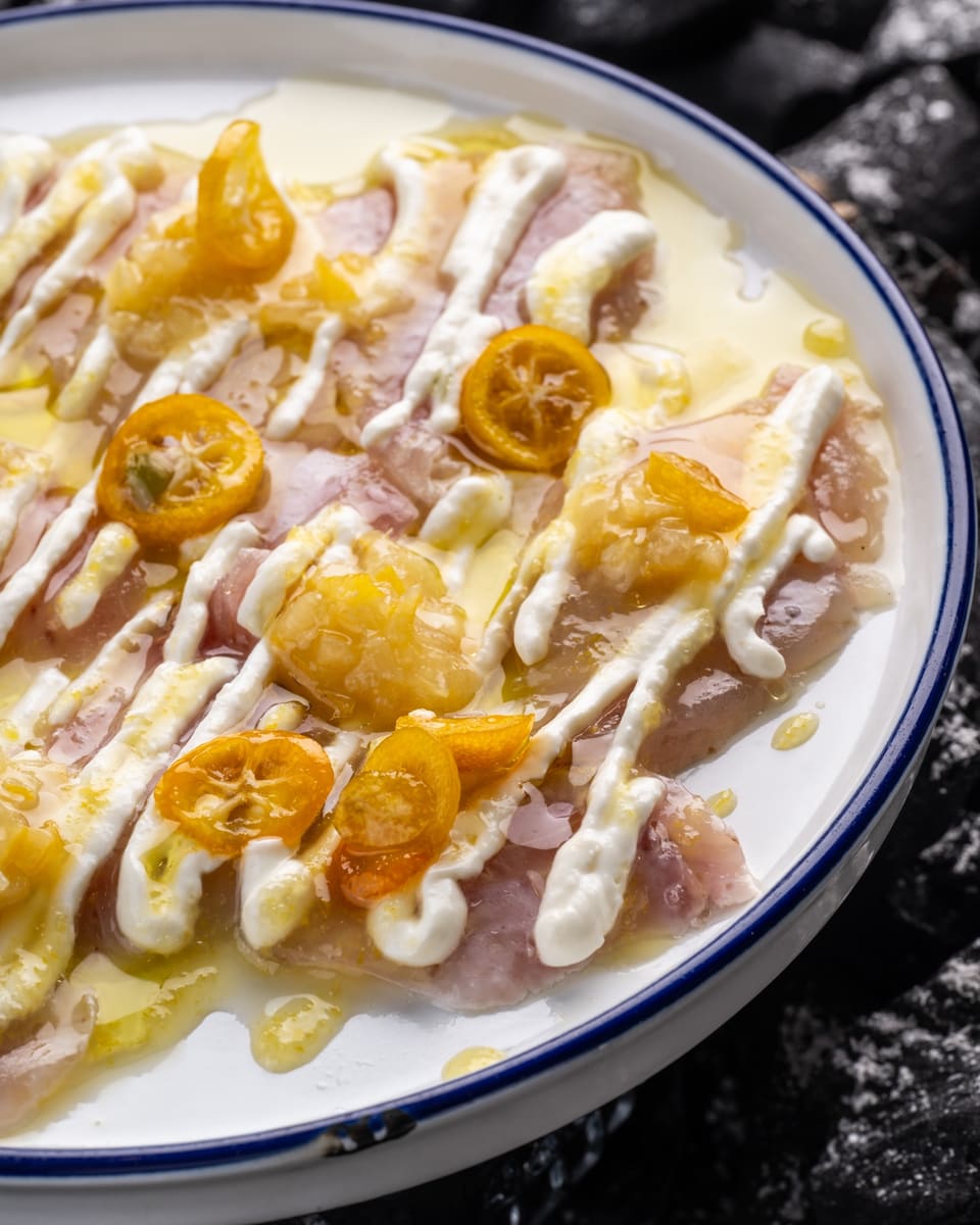 Carpaccio de poisson au kumquat, dressé sur la braise
