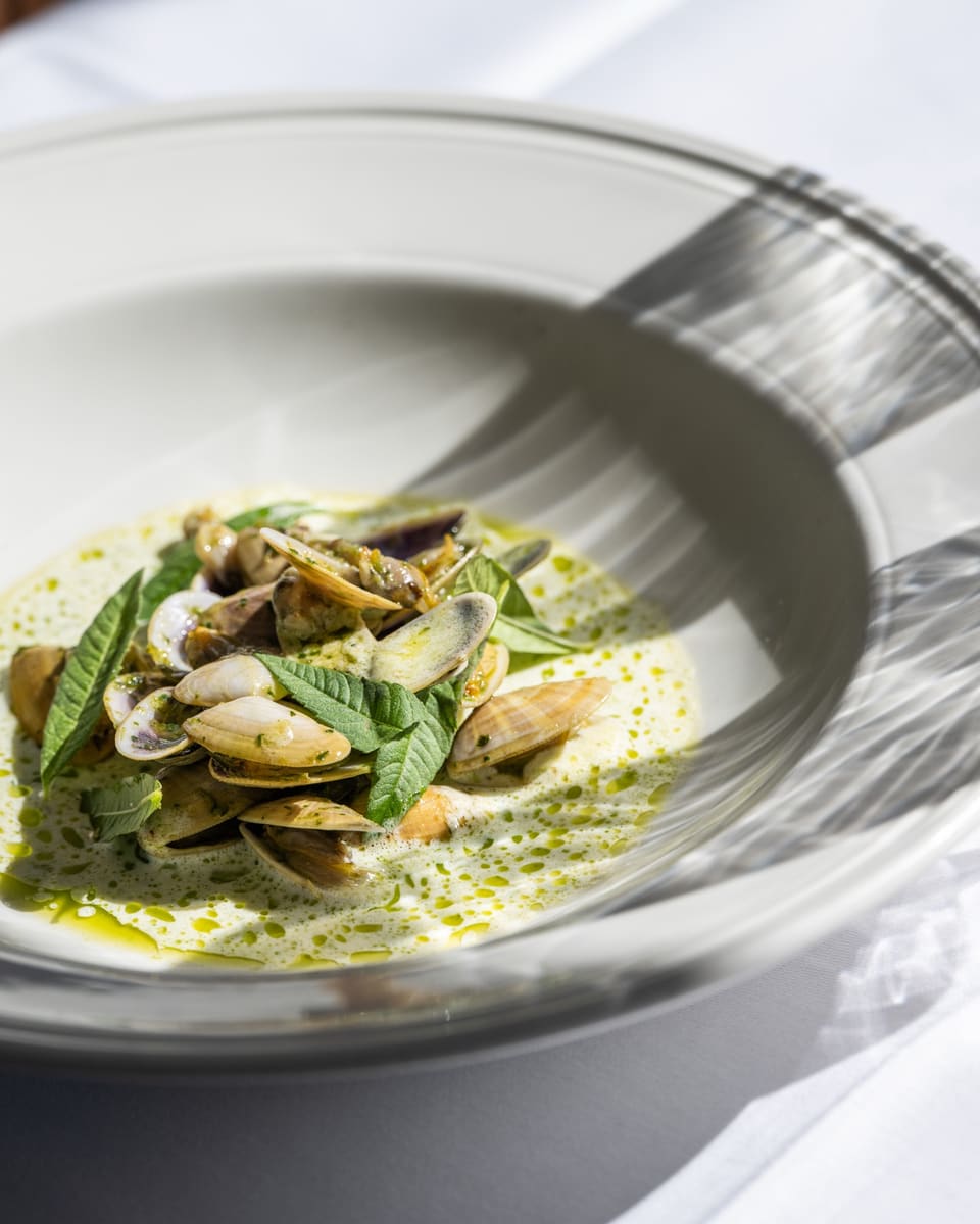 Coquillages de pêche locale, crème à la verveine