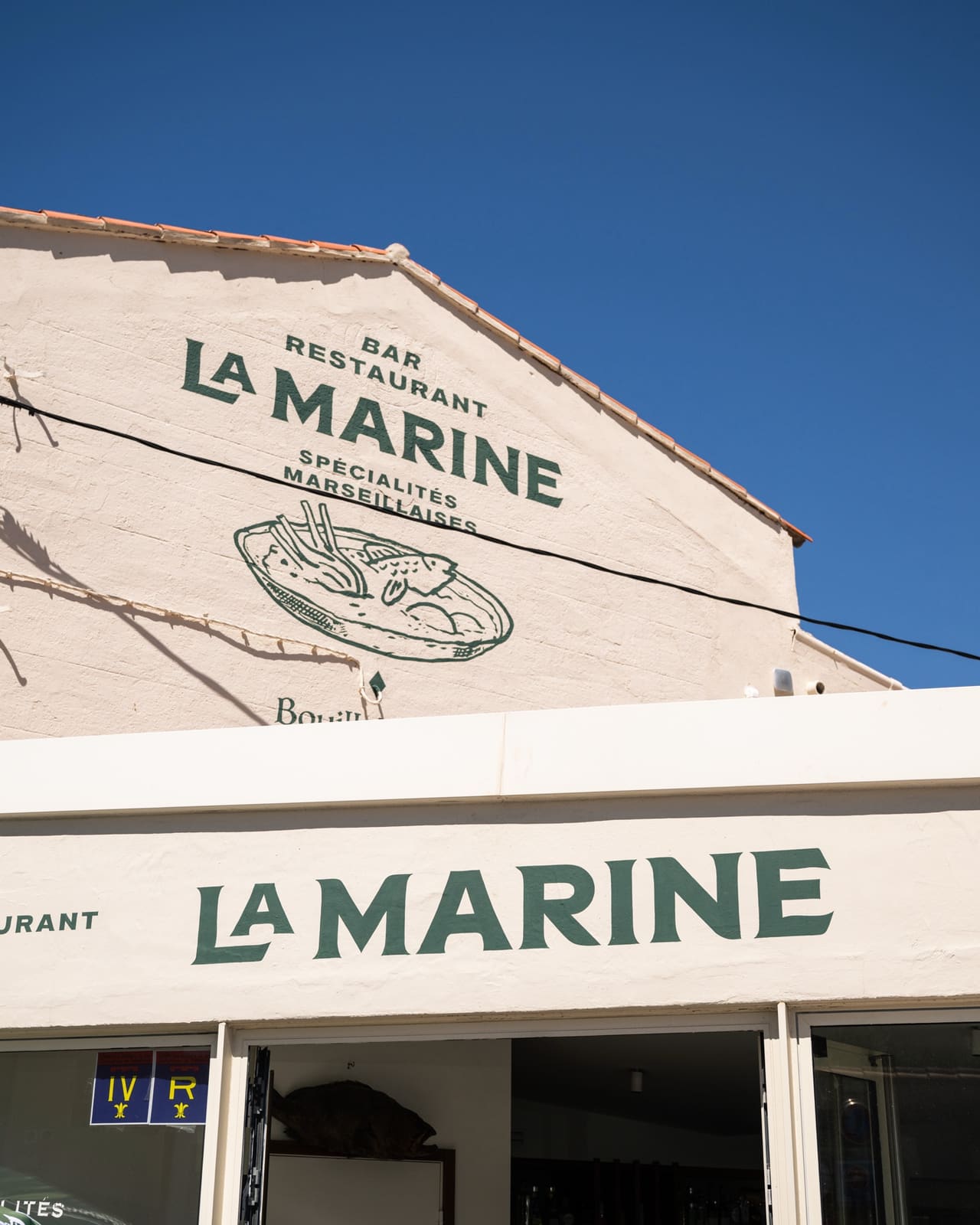 La façade de La Marine des Goudes, où le Chauffeur vous dépose