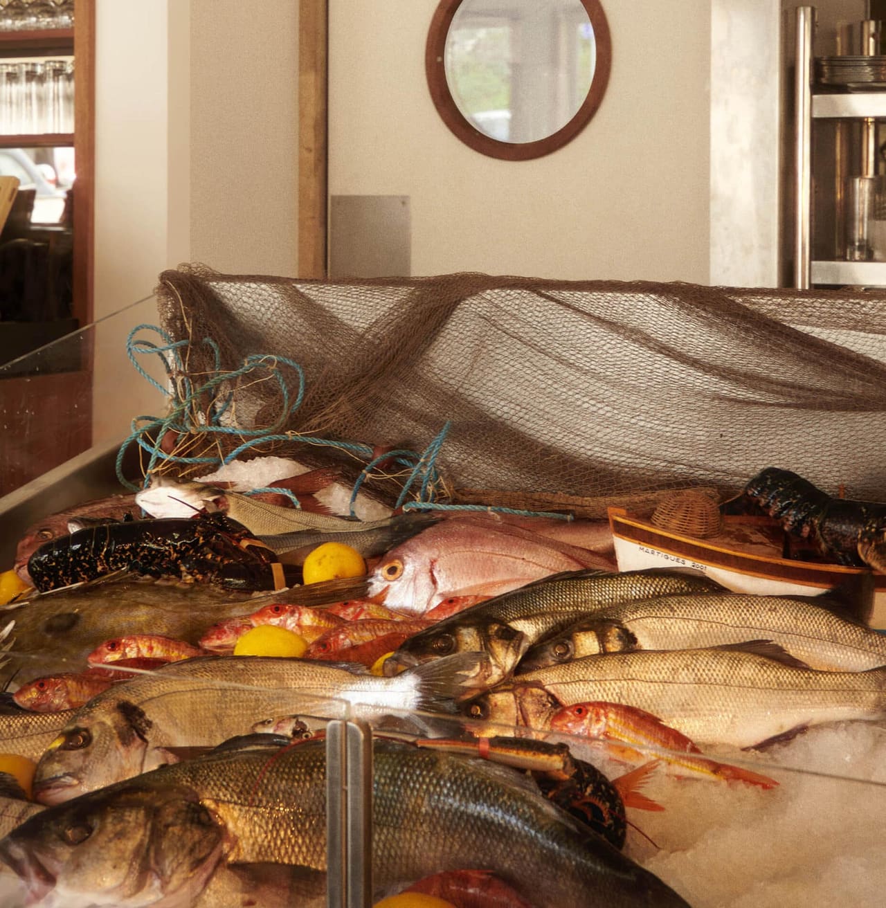 L'étal de poissons de La Marine des Goudes : la pêche du jour sur glace, homards et rougets