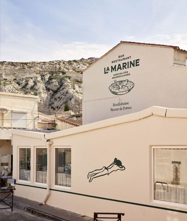 La façade de La Marine des Goudes et son pignon peint, sous le massif