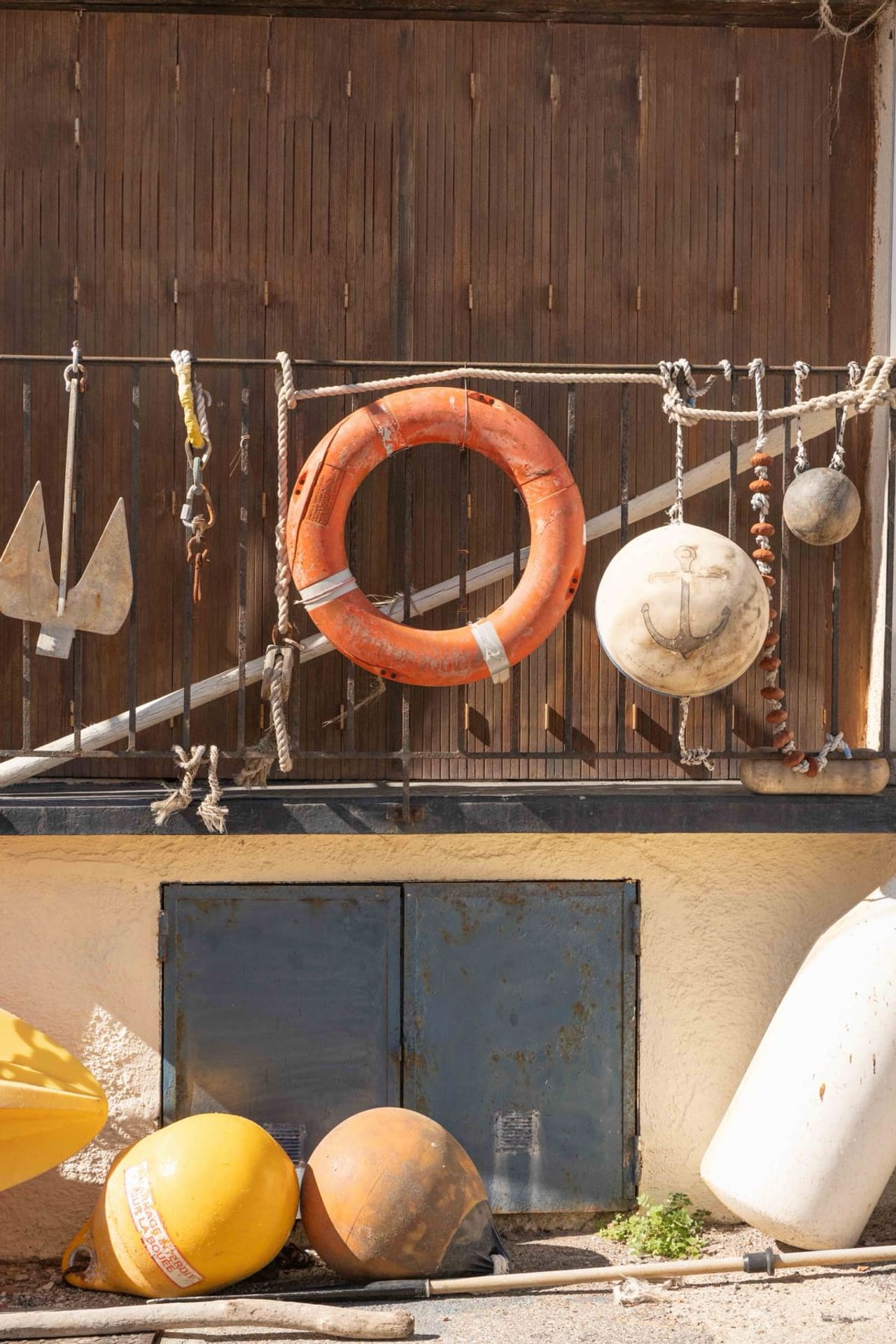 Bouées, ancre et cordages accrochés à un cabanon des Goudes