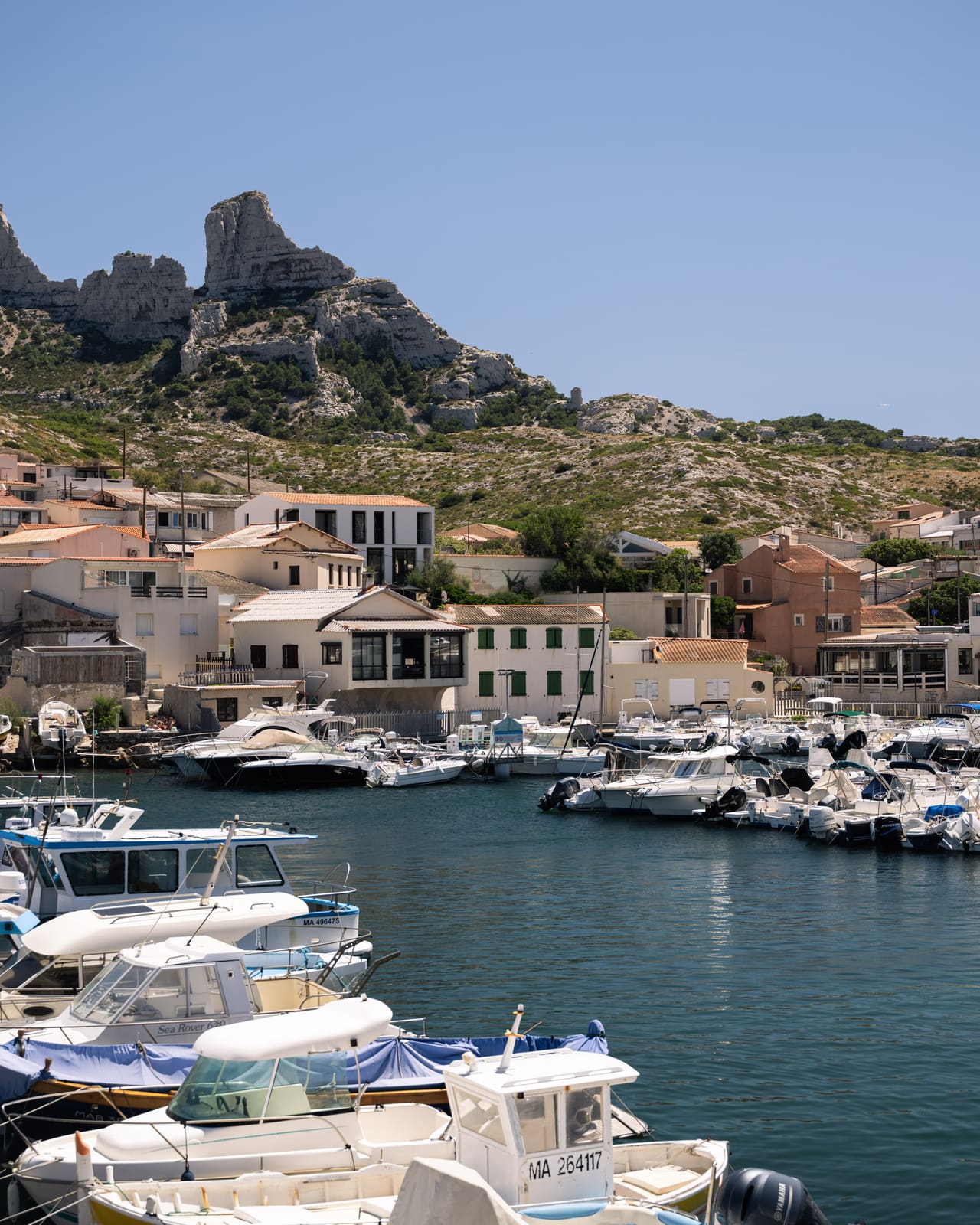 Le massif des Calanques dressé au-dessus du port des Goudes