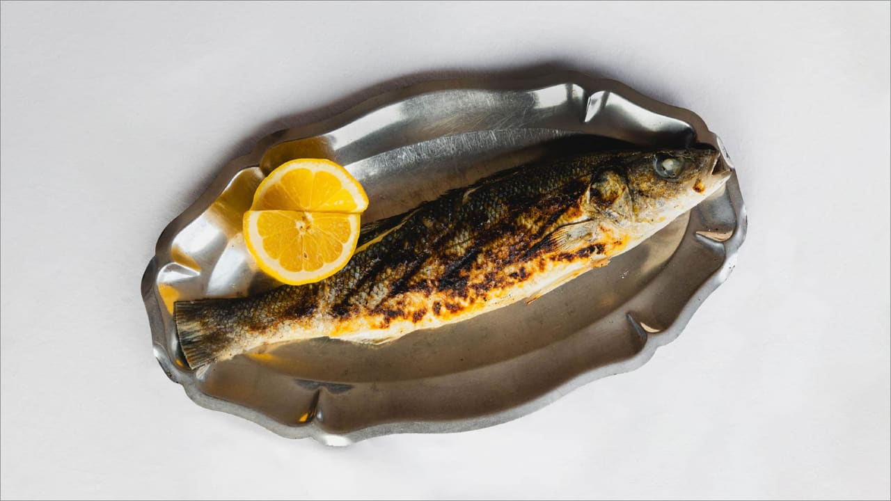 Poisson entier grillé à la braise à La Marine des Goudes, restaurant du port des Goudes à Marseille