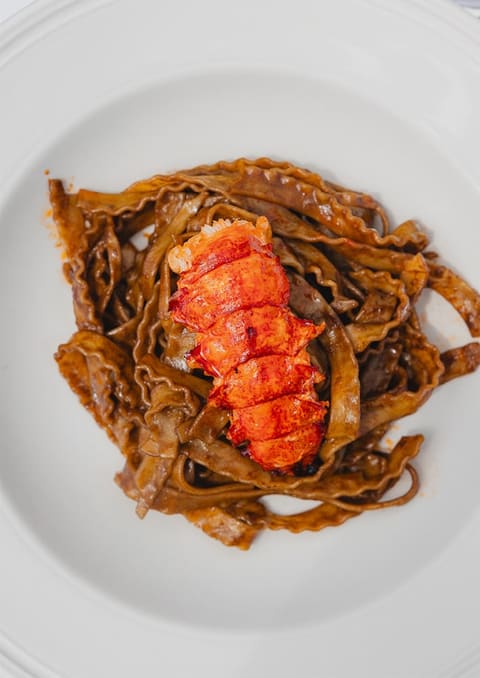 Queue de homard sur pâtes à la bisque
