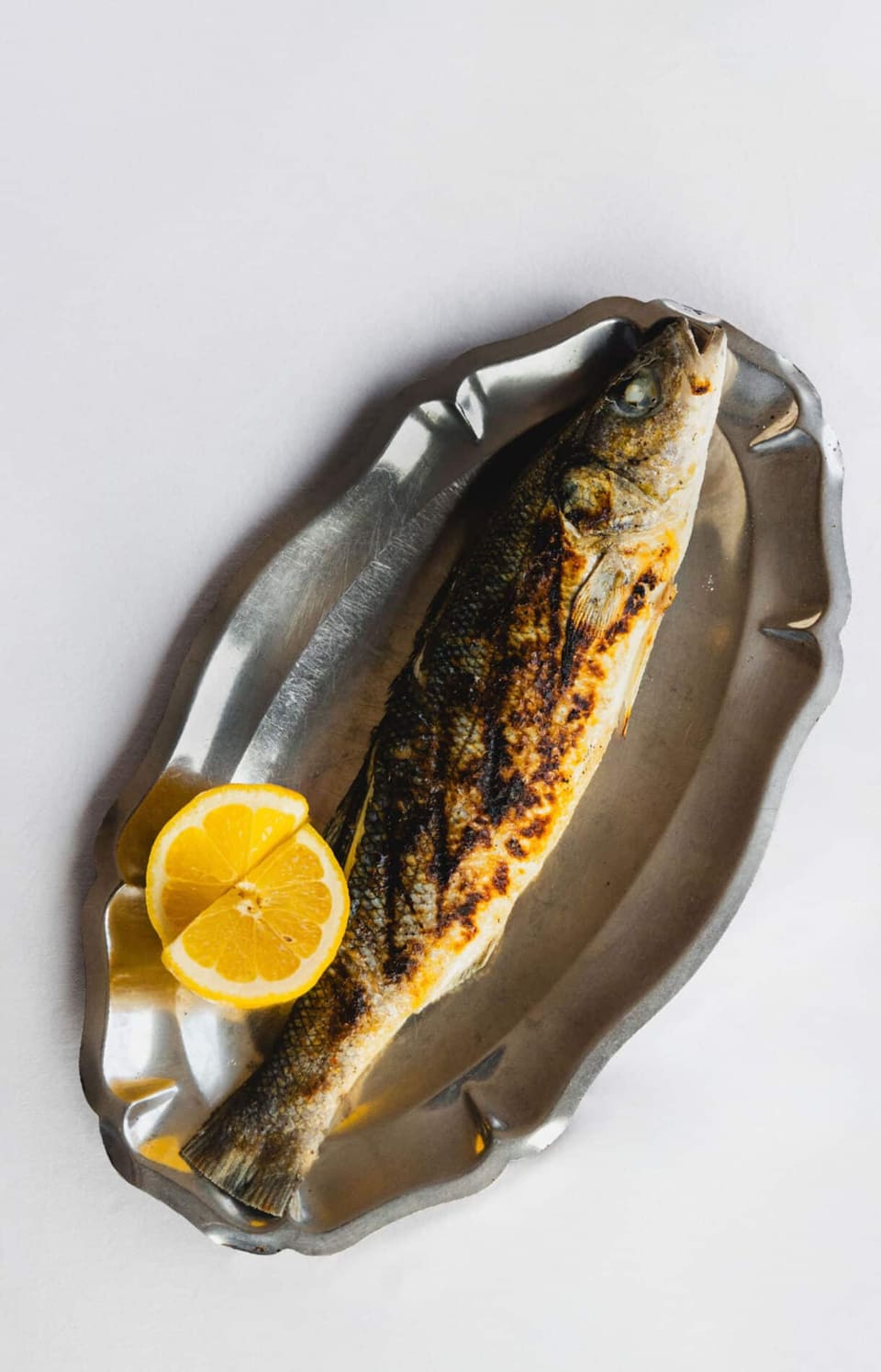 Poisson entier grillé, servi sur plat argenté