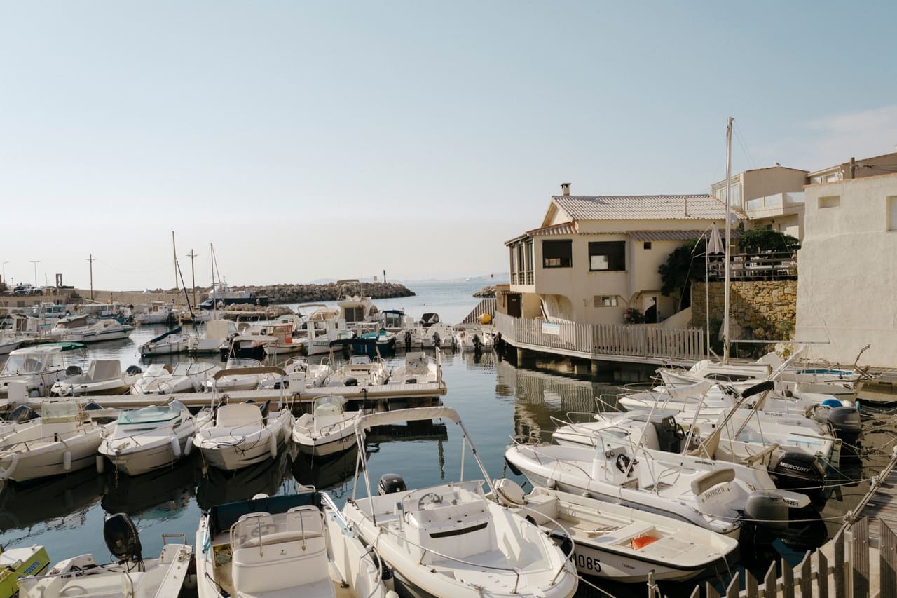 Le port des Goudes au ras de l'eau, à l'arrivée de la route littorale