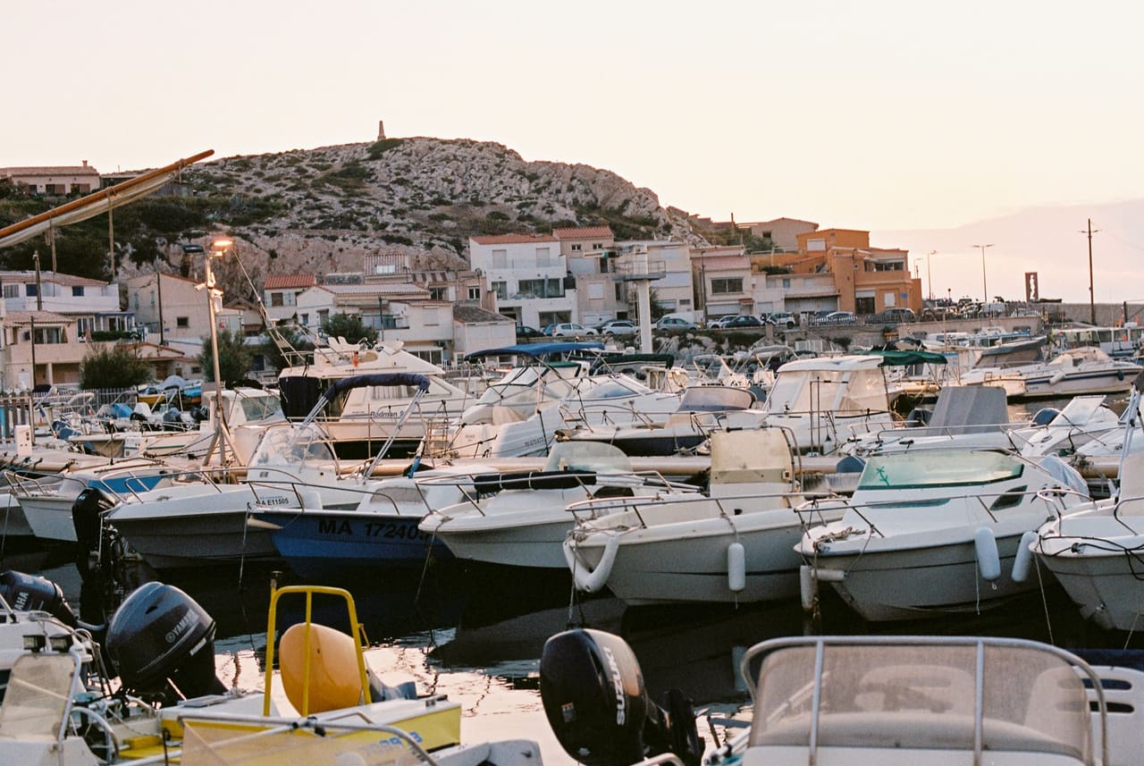 Le village des Goudes au soir, à l'arrivée de la route littorale
