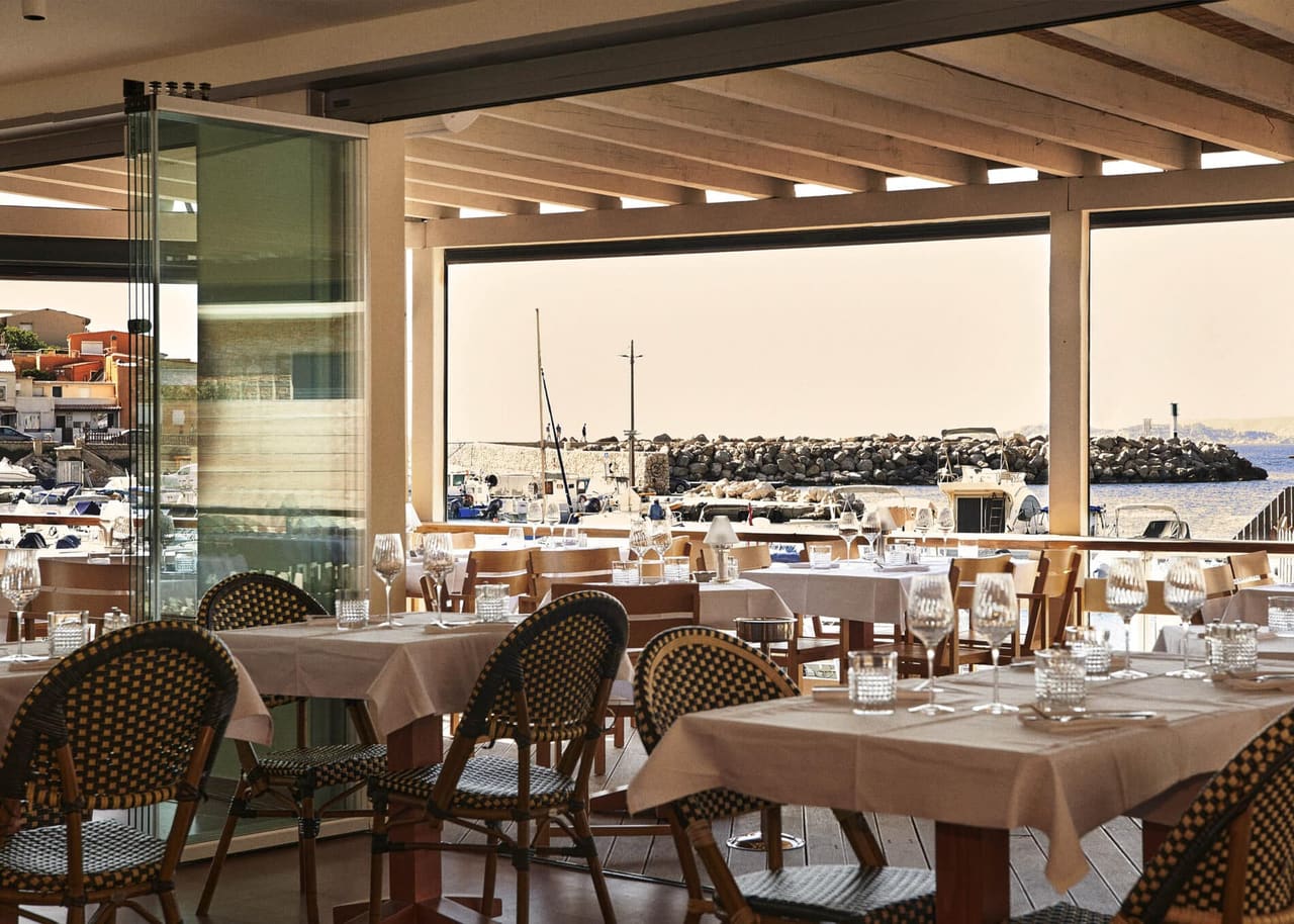 La terrasse de La Marine des Goudes au soleil, face au port