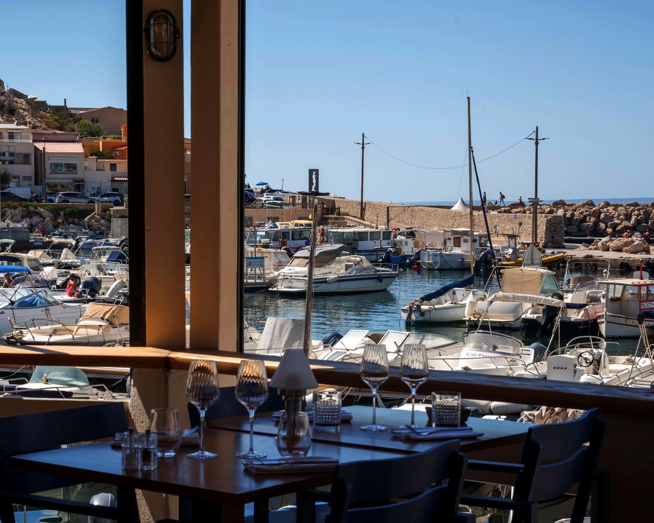 La terrasse de La Marine des Goudes sur le port, face à la mer